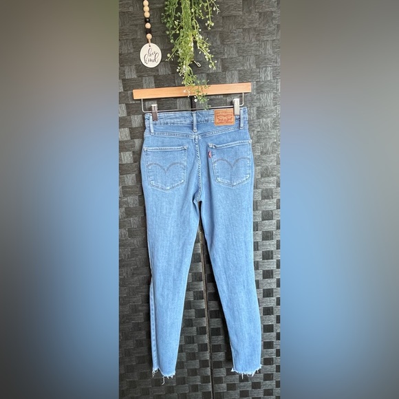 Woman’s Levi Strauss Jeans Size 25 (equivalent to size 0) - Picture 2 of 7